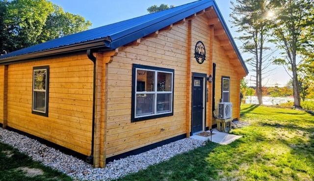 Charming 2-bedroom cabin with Water Views on Thayer Lake