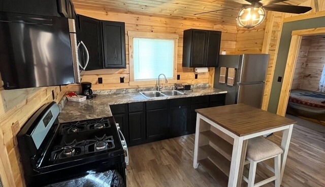 Charming 2-bedroom cabin with WiFi, AC in quaint Eddyville