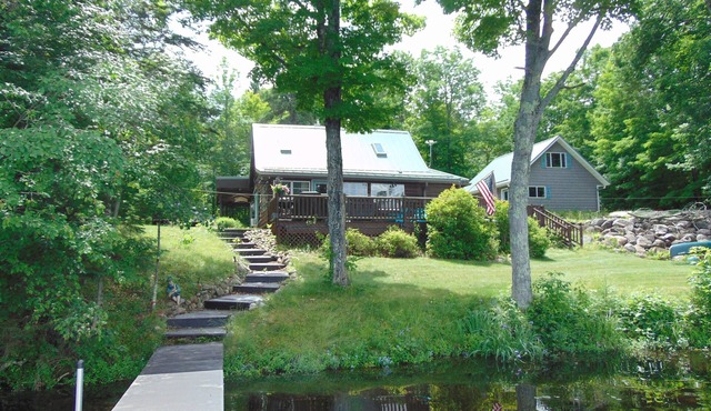 Charming 2-bedroom cabin with WiFi on beautiful Patten Lake