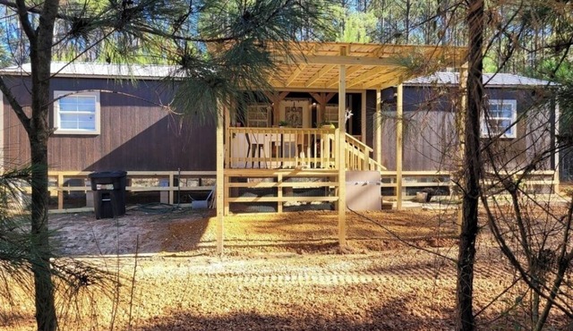 Charming 2-bedroom cabin with AC, WiFi in lovely Magnolia, Mississippi.