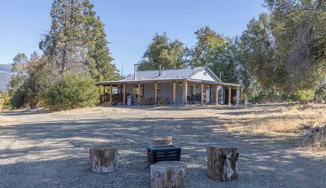 Charming 2-bedroom cabin Near Yosemite NP, High Speed WiFi in lovely Mariposa
