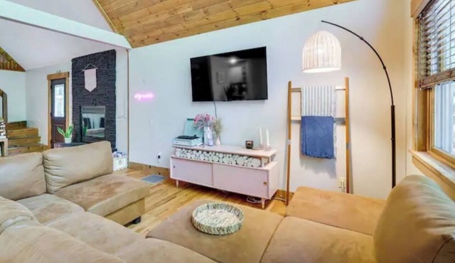 Charming 2-bedroom cabin in brilliant Masthope with pools & skiing minutes away!