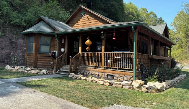 Charming 2-bedroom cabin with WiFi, AC in peaceful Pipestem