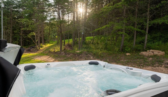 Charming 2-bedroom cabin with Hot Tub, Wi-Fi, AC in Westport