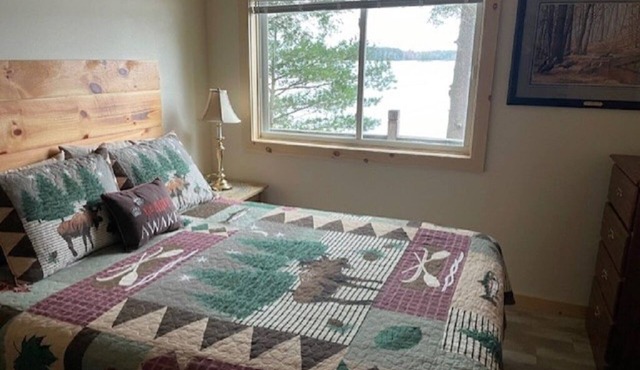 Charming 2-bedroom cabin 30 feet from the shores of Mid Lake on Minocqua Chain