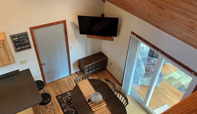 Charming 2-bedroom cabin with WiFi, AC in fabulous Bloomer