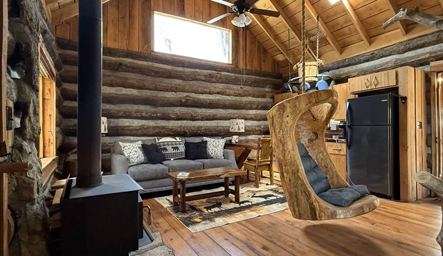 Charming 2-bedroom cabin with WiFi, AC near marvelous Pleasant Hope, Mo.