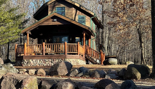 Charming 2 bedroom cabin with WiFi, AC in brilliant Gillett