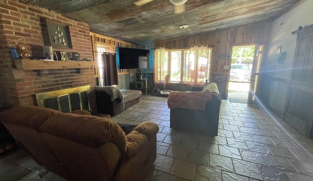 Charming 2-bedroom cabin on Gasconade river with AC, WiFi, and river access.