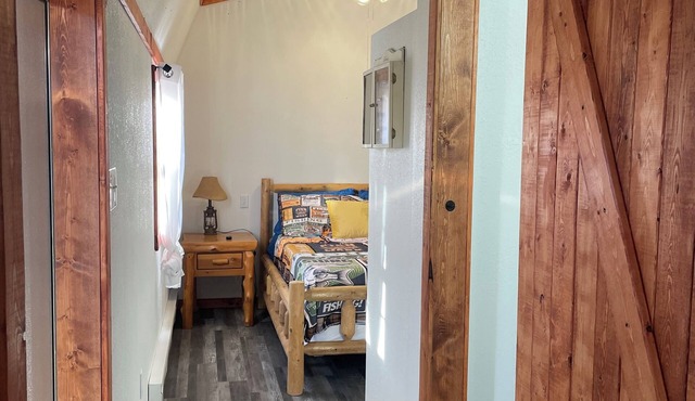 Charming 2-bedroom cabin with WiFi and AC in Licking