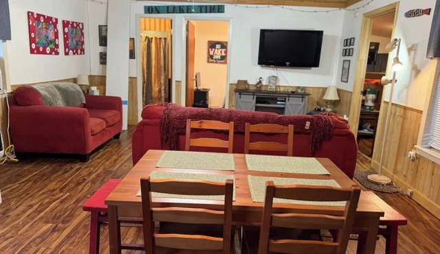 Charming 2-bedroom cabin less than 1 mile from Greers Ferry Lake boat launch