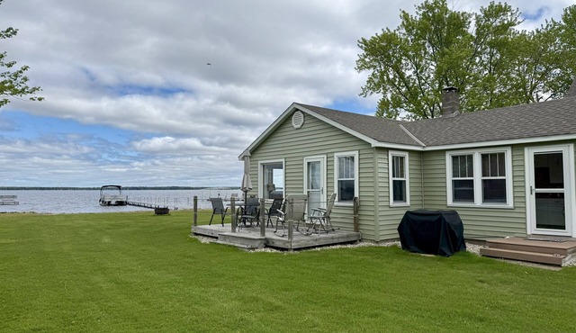 Charming 2-bedroom cabin on Shawano Lake, 30 minutes from Lambeau Field