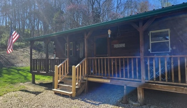 Charming 2-bedroom cabin in the lovely hills of Pike county. nWhy book a hotel?