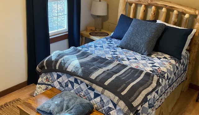 Charming 2-bedroom cabin in Deer with AC, WiFi