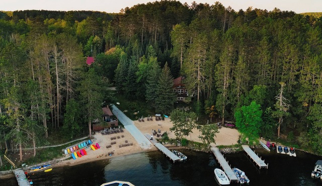 Charming 2-bedroom cabin ON VERMILION with sand beach, sauna, pickle ball, sauna