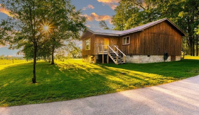 Charming 2-bedroom cabin style home in Hico, with bonus room