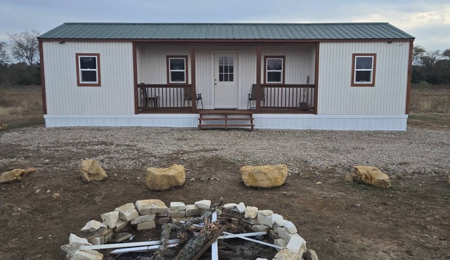 Charming 2-bedroom cabin with all essential living necessities on 10 acres-Cumby