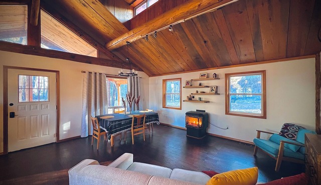 Charming 2-bedroom cabin near Bluewood Ski Resort