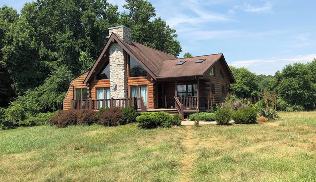 Charming 2-bedroom cabin close to Fair Hill on horse farm