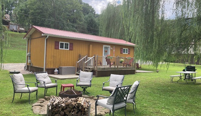 Charming 2-bedroom cabin uwith WiFi, AC in amazing McCarr