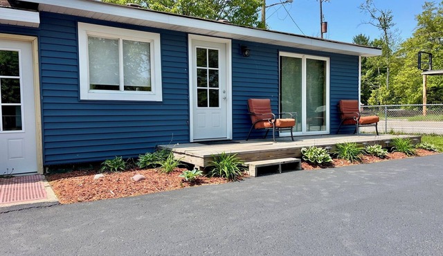 Charming 2-bedroom cabin with WiFi, AC in serene Oscoda