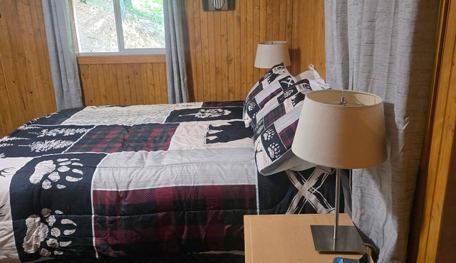 Charming 2-bedroom cabin in Sonora with WiFi and ACnWith private lake n