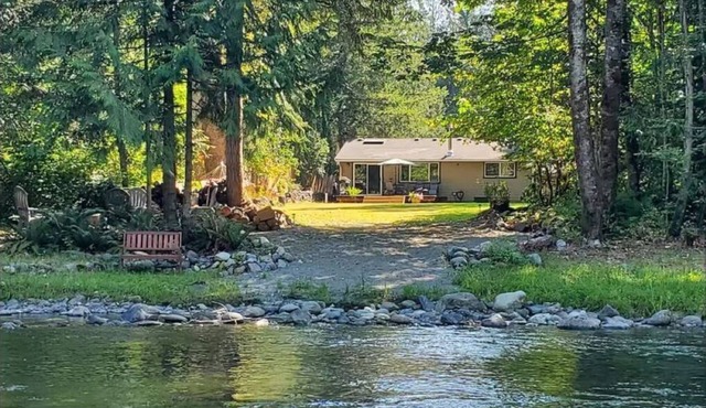 Charming 2-bedroom cabin on the Sultan River