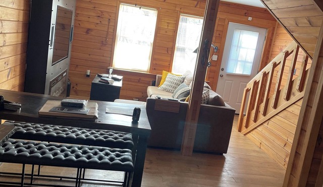 Charming 2-bedroom cabin with WiFi and AC in serene Toccoa