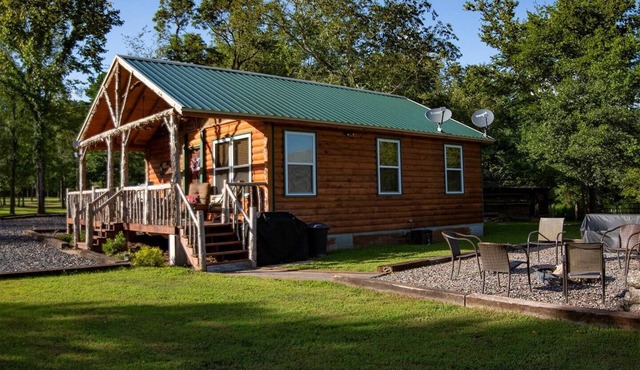 Charming 2-bedroom cabin with loft, Starlink internet, near 4x4 trails & river