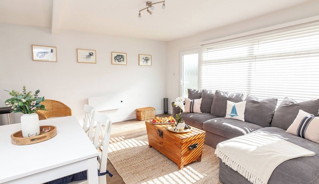 Charming 2-bedroom chalet in Dartmouth. Perfect for couples & families. Sleeps 5