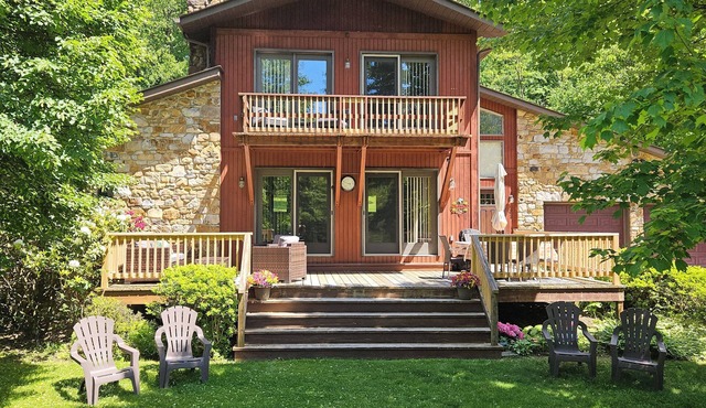 Charming 2-bedroom chalet style house in the country in delightful Latrobe