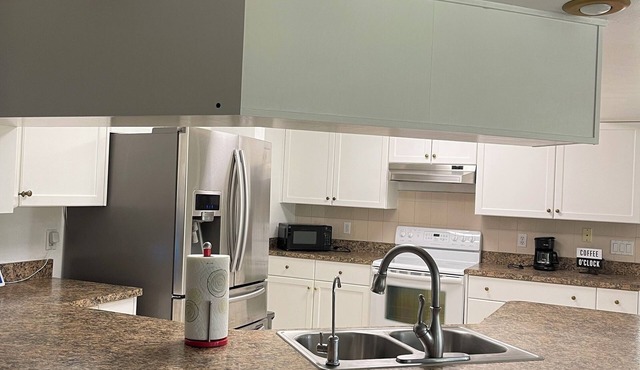 Charming 2-bedroom chalet with WiFi, AC in lovely Tampa