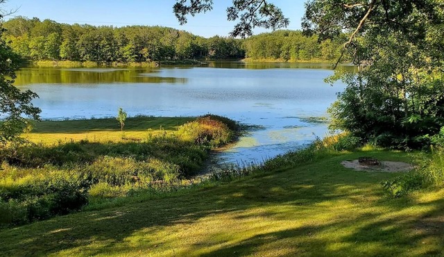 Charming 2-bedroom cottage with WiFi, AC on quiet lake on trails with kayaks.