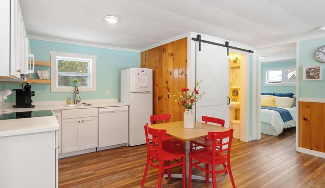 Charming 2-bedroom cottage in Carp Lake with AC, and WiFi, minutes from Mackinaw