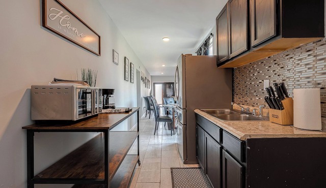 Charming 2-bedroom Container Home with AC, WiFi in superb Cleveland
