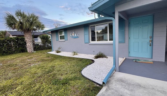 Charming 2-bedroom cottage in Englewood minutes to the Gulf Beaches-Dog Friendly