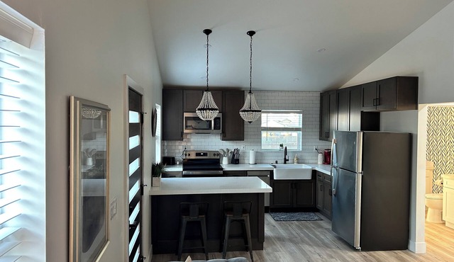 Charming 2-bedroom cottage with AC and WiFi in welcoming Fair Oaks