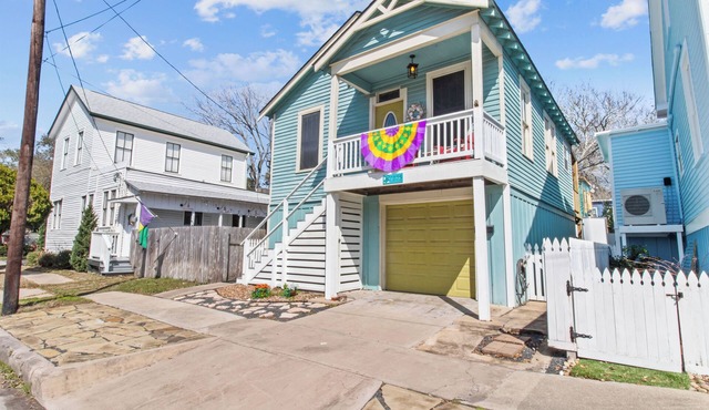 Charming 2-bedroom cottage in beautiful Galveston with AC, WiFi