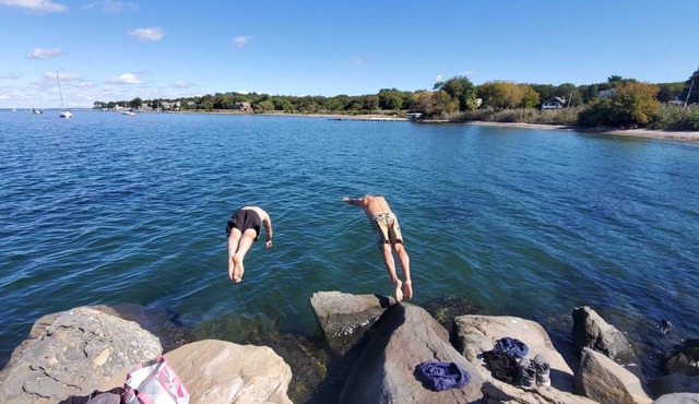 Charming 2 bedroom cottage - walk to beach