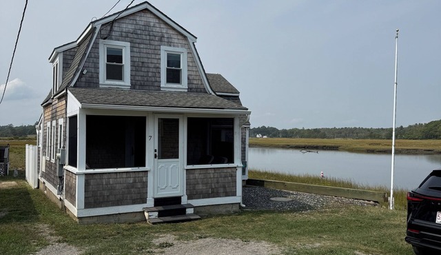 Charming 2-bedroom cottage in Kennebunk with AC and deck.