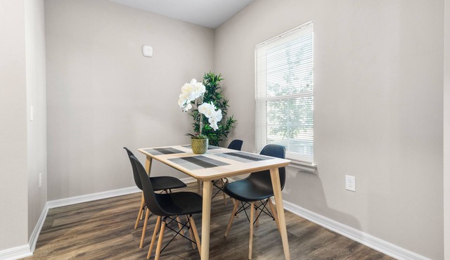 Charming 2-bedroom condo with fitness room and AC in enchanting Melbourne