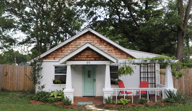 Charming 2-bedroom cottage 10 min to downtown - King bed - Fireplace