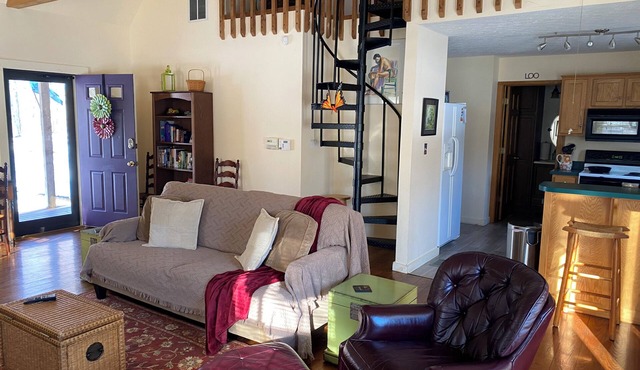 Charming 2-bedroom cottage with WiFi, AC in wonderful New Pekin