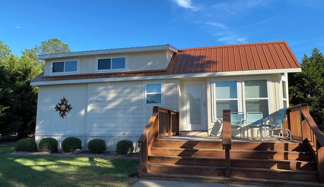 Charming 2-bedroom cottage in the country located on wedding venue property!