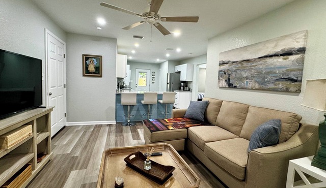 Charming 2-bedroom cottage with full kitchen and WiFi in Pensacola. Sleeps 4.