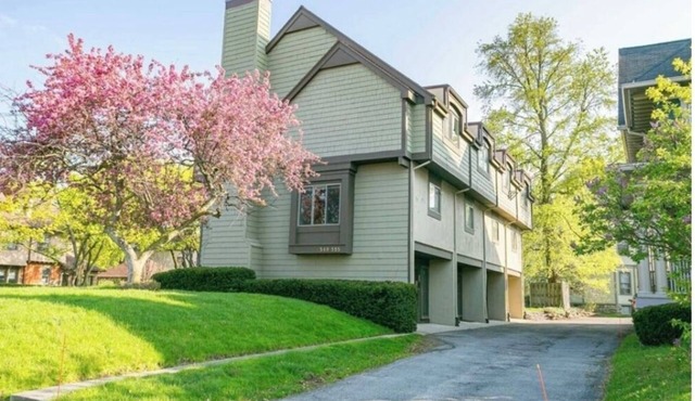 Charming 2-bedroom condo with AC and WiFi in Rochester