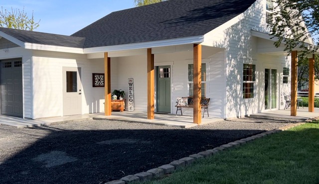 Charming 2-bedroom cottage in welcoming Waitsburg with WiFi, AC