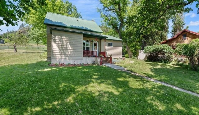 Charming 2-bedroom cottage 8 miles from Sturgis with WiFi, AC and parking space!