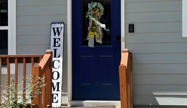 Charming 2-bedroom cottage! Walk to Dtwn Woodstock! Pet friendly!