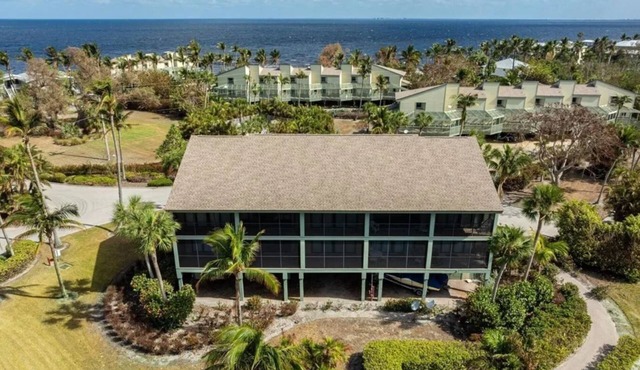 Charming 2-bedroom condo in a beautiful Bokeelia waterfront community!